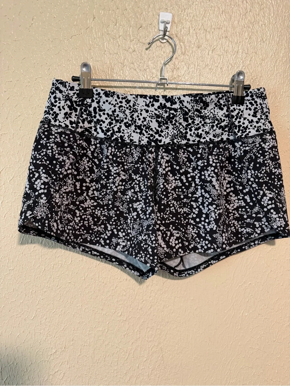 Lululemon Speed Up Shorts Size 4 Chirasu Black / Chirakasu Alpine‎ White